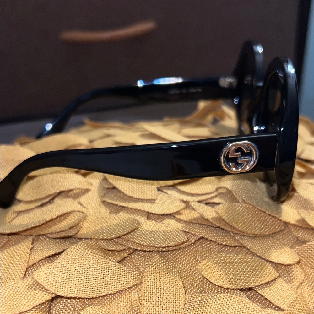 Gucci Black Sunglasses with Logo Case Big face🔥🔥🔥 make a offer. These are new😎 - Picture 3 of 9